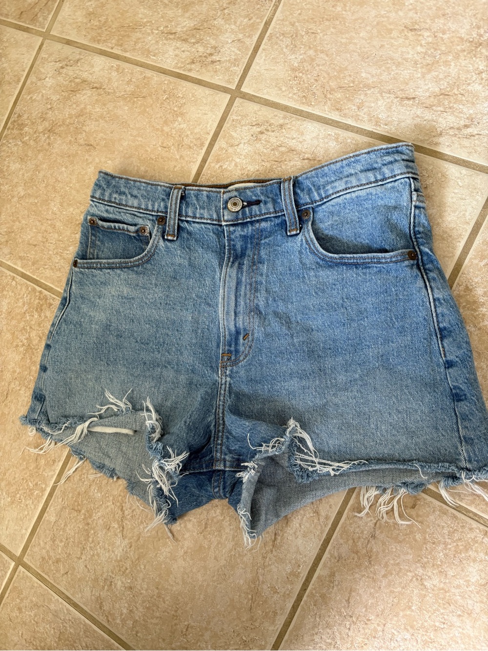 Abercrombie and Fitch size 28/6 90’s relaxed cutoff  denim shorts